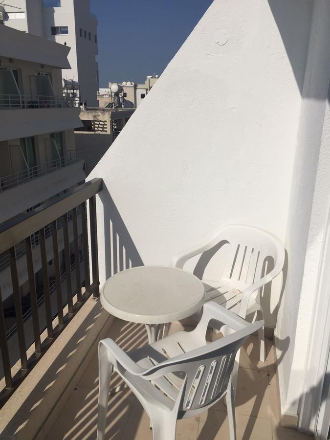 Nautilus Tourist Apartments Larnaca Bagian luar foto
