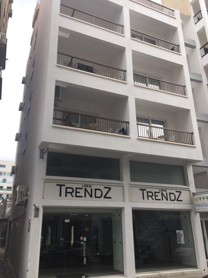 Nautilus Tourist Apartments Larnaca Bagian luar foto